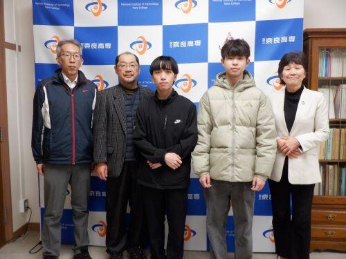 写真左から大谷准教授、松井グローバル教育センター長、ケンさん、ケビンさん、近藤校長