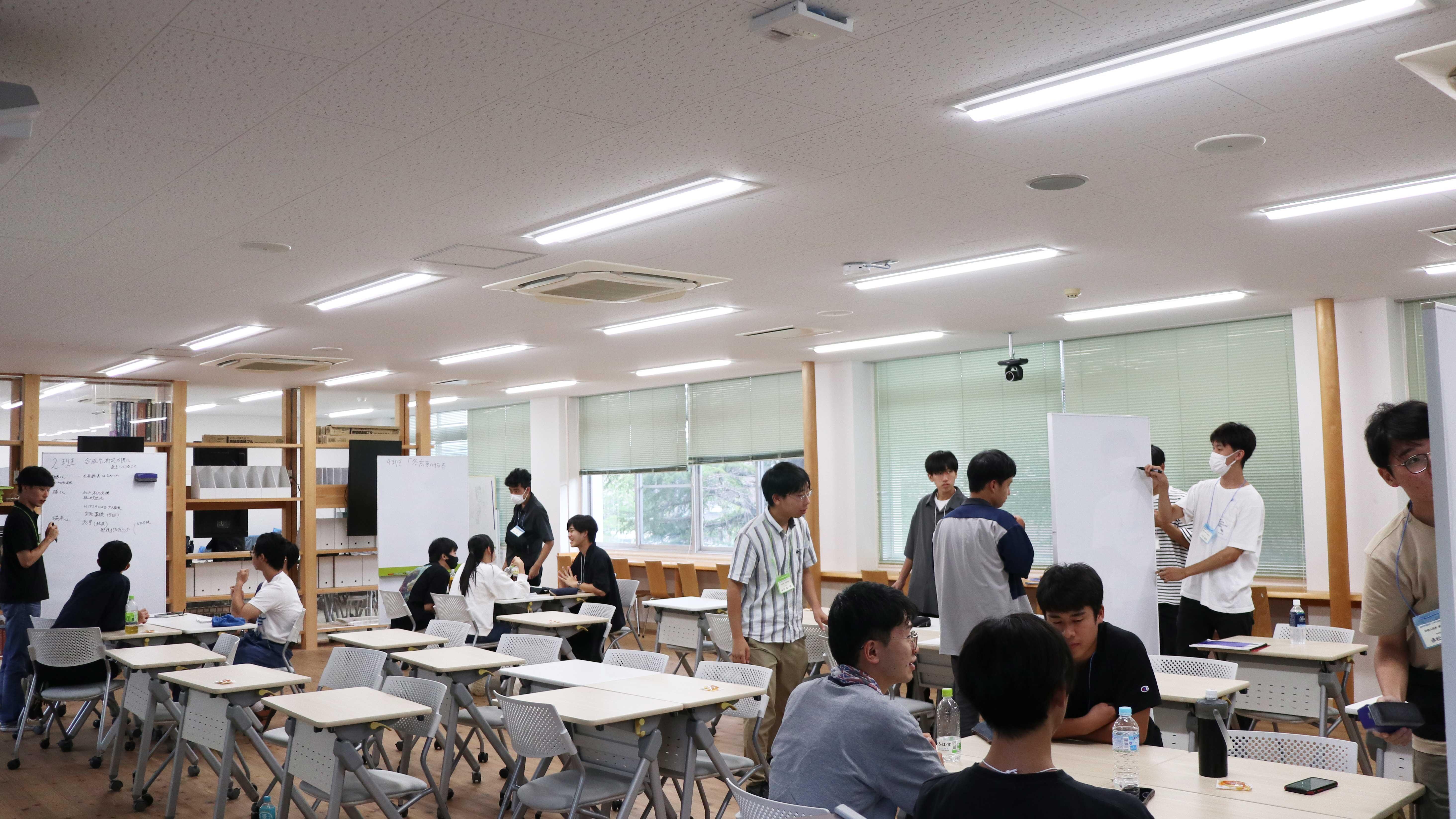 グループでディスカッションする学生